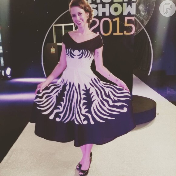 Dani Monteiro escolheu vestido preto e branco Isabela Capeto e sapatos Andarella para o Prêmio Multishow 2015