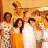 Rodolfo Valente posa com Isabelle Drummond, Amanda Diniz, Suely Franco, Dhu Moraes e Aramis Trindade no bastidor do 'Sítio do Picapau Amarelo'