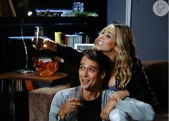 Amarilys (Danielle Winits) e Eron (Marcello Antony) fica bem próximos, em 'Amor à Vida', mas o advogado não topa transar com a loira