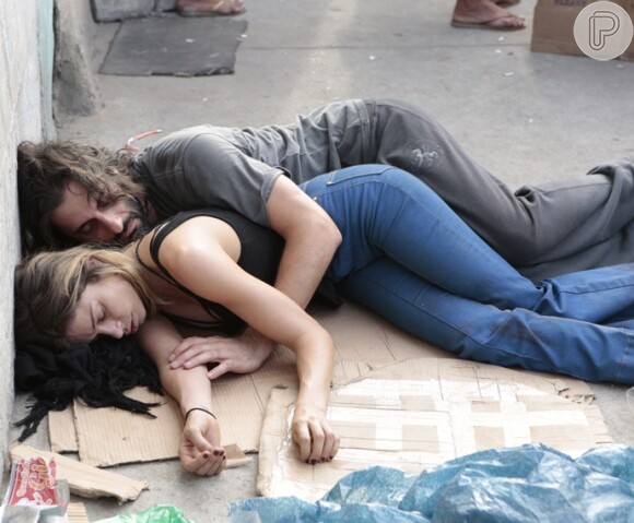 Roy (Flávio Tolezano) foi despejado de seu apartamento e passou a dormir nas ruas com Larissa (Grazi Massafera)