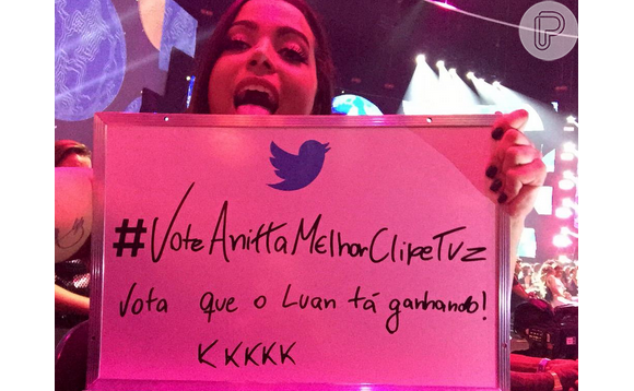 Anitta estava concorrendo com Luan Santana na categoria 'Melhor Clipe TVZ' e provocou o rival, em tom descontraído. O sertanejo levou a melhor