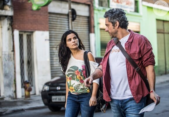 Tóia (Vanessa Giácomo) leva Romero (Alexandre Nero) para a casa de Djanira (Cássia Kis), na novela 'A Regra do Jogo'