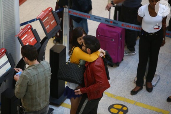 Fiuk e Sophia Abrahão foram fotografados trocando beijos no aeroporto Santos Dumont, no Rio de Janeiro