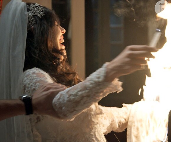 Nos primeiros capítulos da novela 'A Regra do Jogo', Nelita se vestiu de noiva e ateou fogo no vestido. A cena foi elogiada pelo público nas redes sociais
