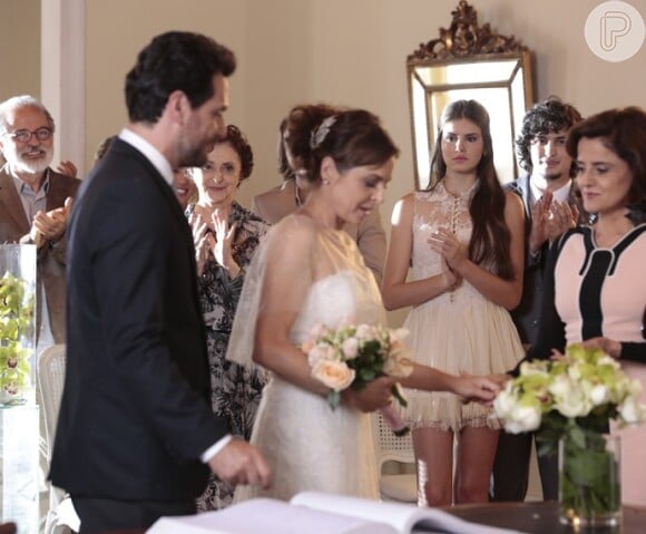 Carolina (Drica Moraes) se casou com Alex (Rodrigo Lombardi), ao longo da novela 'Verdades Secretas'