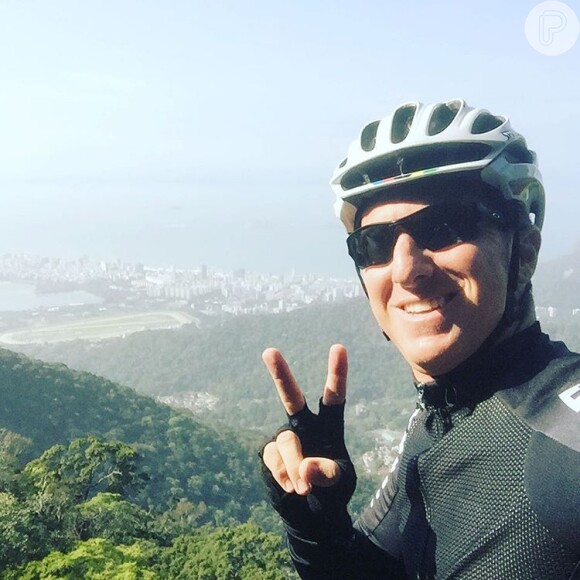 Luciano Huck saiu cedo para pedalar no Rio no dia de seu aniversário de 44 anos, nesta quinta-feira, 3 de setembro de 2015