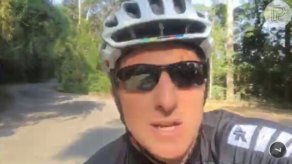 Luciano Huck saiu cedo para pedalar no Rio no dia de seu aniversário de 44 anos, nesta quinta-feira, 3 de setembro de 2015