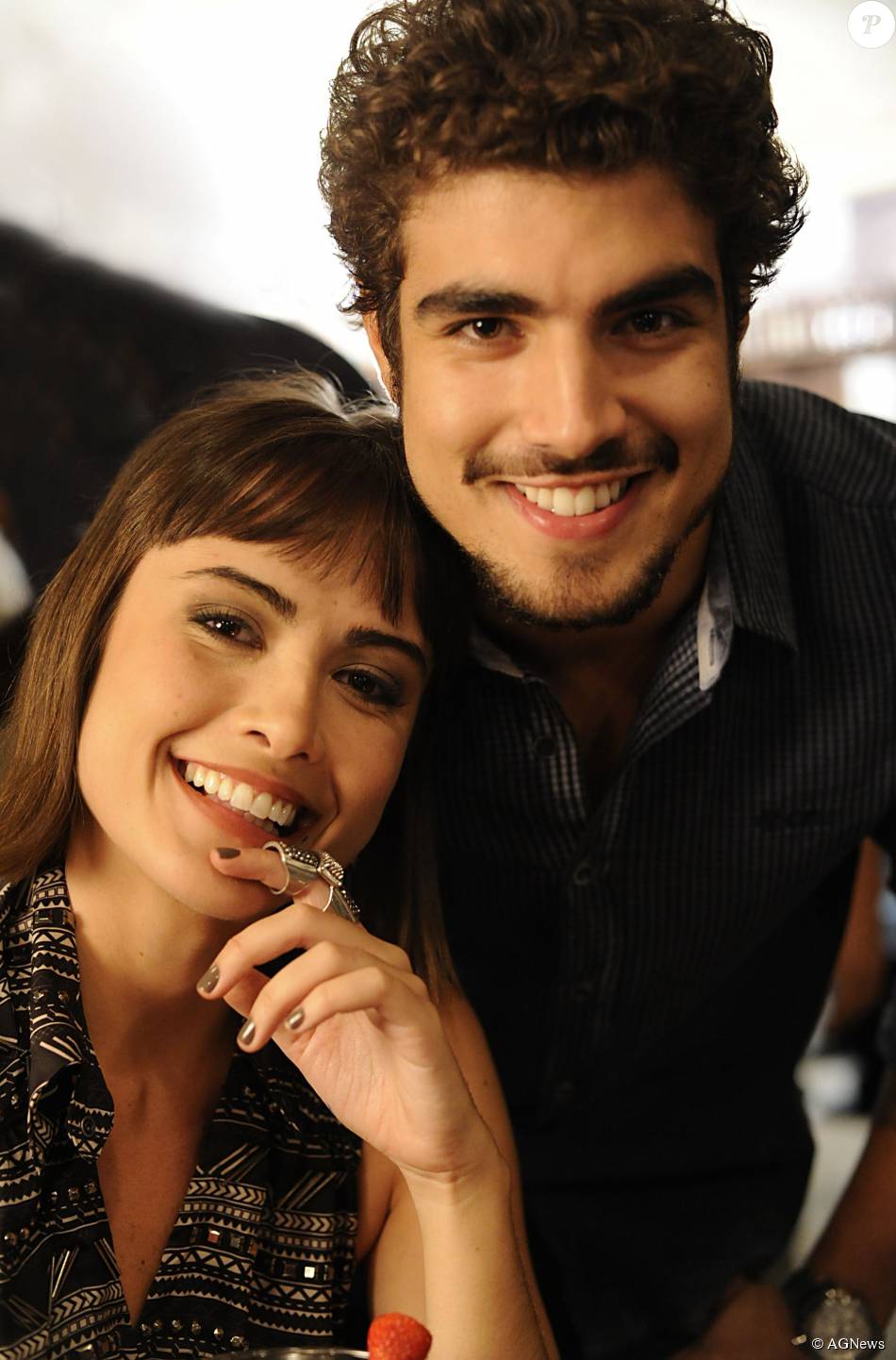 Caio Castro e Maria Casadevall festejam primeiro beijo em novela ...