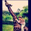 A fofurinha montou em cima de uma girafa, de mentirinha, durante passeio feito em junho deste ano