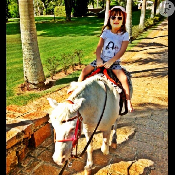 Tipo cowgirl, a pequena foi clicada com as mãos nas rédeas do cavalo. 'Minha Princesa no Anjinho', escreveu Ticiane na foto compartilhada no Instagram em março de 2013
