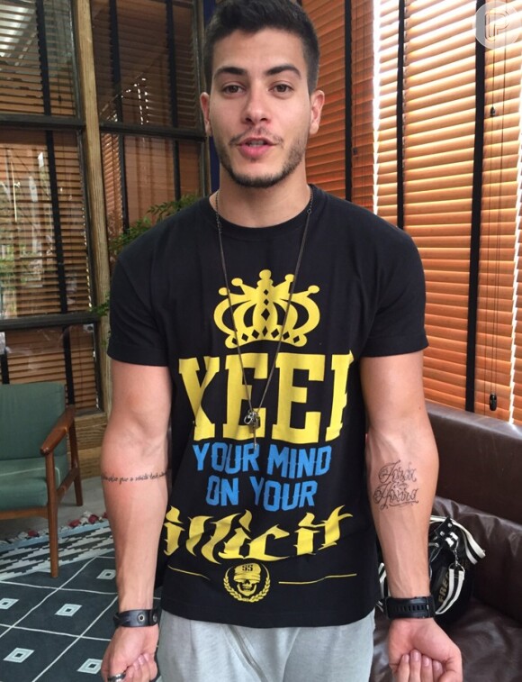 Arthur Aguiar tatuou nos braços palavras baseadas em composições suas