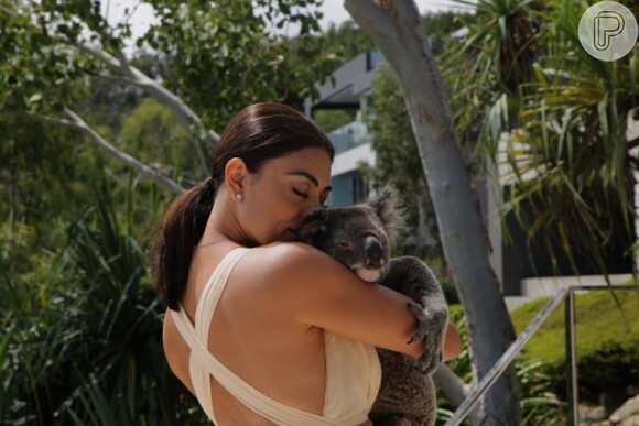 Juliana Paes está na Austrália gravando cenas da novela 'Totalmente Demais' e durante os intervalos se encantou por um coala, animal típico da região