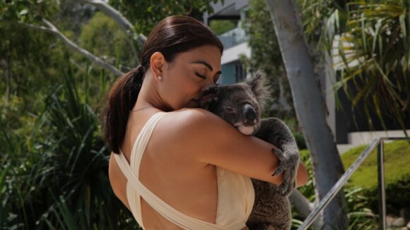 Juliana Paes grava 'Totalmente Demais' na Austrália e se derrete por coala