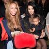 Beyoncé posa com Kim Kardashian e a pequena North, dando fim aos boatos de que uma rixa com a socialite, que faz questão de se expor nas redes e no reality 'Keeping Up With The Kardashians'
