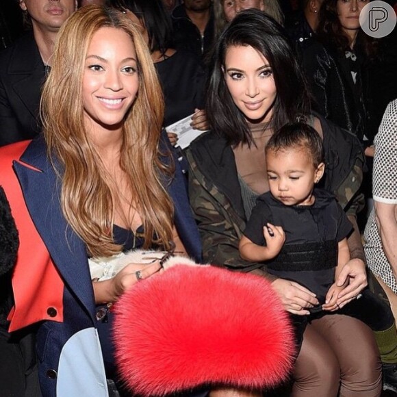 Beyoncé posa com Kim Kardashian e a pequena North, dando fim aos boatos de que uma rixa com a socialite, que faz questão de se expor nas redes e no reality 'Keeping Up With The Kardashians'
