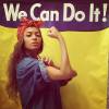 Em suas músicas, a artista fala de temas relacionados às mulheres e se considera uma feminista! Na foto, ela brinca com o cartaz 'We Can Do It' ('Nós podemos fazer isso'), que se tornou um dos ícones da luta feminista nos dias atuais