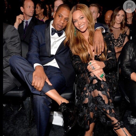Beyoncé namora Jay Z se conheceram melhor em 2002, nas bastidores de um clipe com o rapper, mas se casaram - discretamente - apenas em 2008
