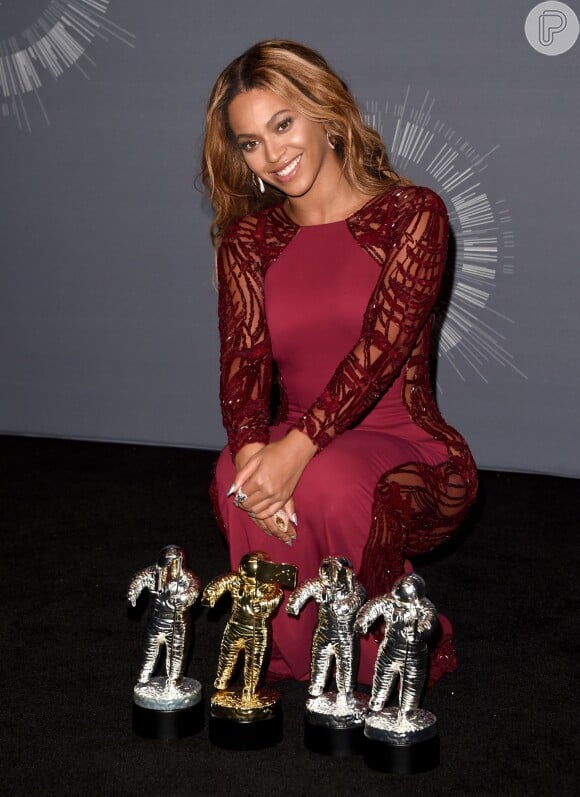 Beyoncé foi destaque no VMA 2014. Na foto, ela posa com seus prêmios da noite