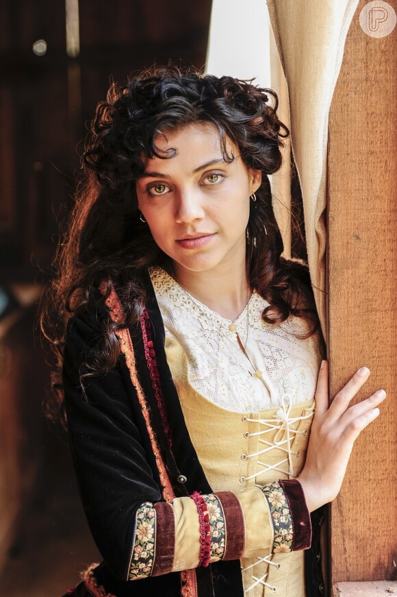 Anita (Leticia Persiles) acredita que Roberto (Rômulo Estrela) vai se casar com ela, na novela 'Além do Tempo'