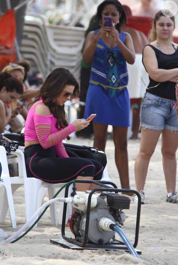 Fernanda checa o celular durante o intervalo das gravações