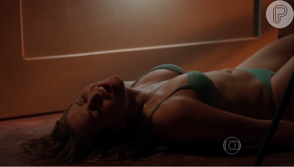 Letícia Colin exibe boa forma em cena da novela 'A Regra do Jogo'
