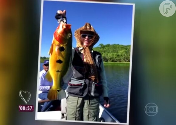 Ana Maria Braga exibe um dos peixes pescados na Amazônia