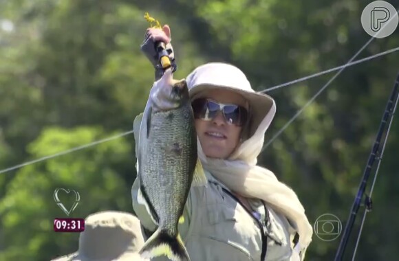 Ana Maria Braga exibe um dos peixes içados durante viagem ao Mato Grosso
