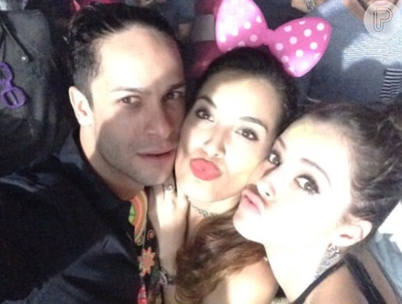 Rainer Cadete e a namorada, Taianne Raveli, posam para selfie com Agatha Moreira na festa de aniversário de Camila Queiroz