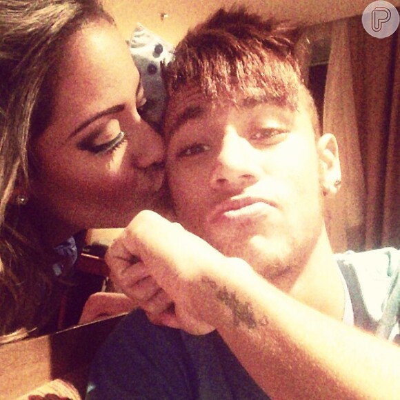 Neymar recebe beijo da irmã, Rafaella Beckran. Os irmãos estão no Rio de Janeiro, em 18 de julho de 2013