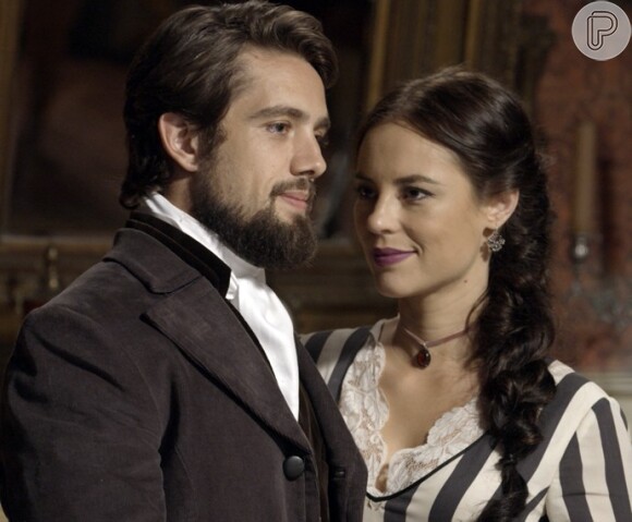 Melissa (Paolla Oliveira) está noiva de Felipe (Rafael Cardoso), na novela 'Além do Tempo'