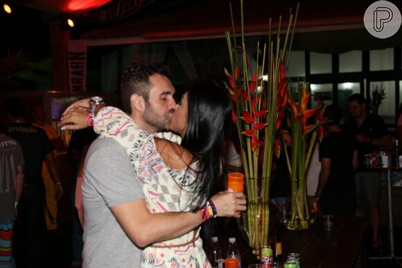 
Ex-BBB Amanda beija namorado, Gustavo Bernardes, no Sauípe Folia 2015, nesta sexta-feira, 4 de setembro de 2015