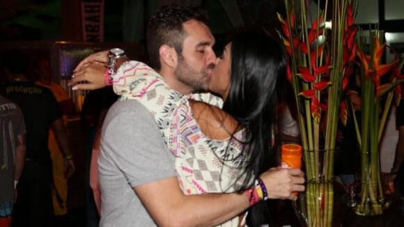Ex-BBB Amanda beija namorado em festa com presença atores de 'Verdades Secretas'