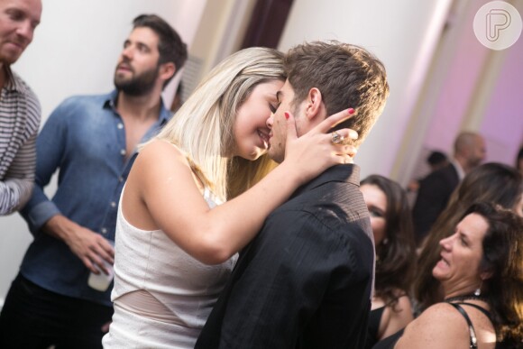 Rafael Vitti não se incomodou com as câmeras e trocou beijos com uma jovem