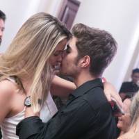 Ex-'Malhação' Rafael Vitti troca beijos com loira em festa no Rio