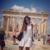 Bruna Marquezine posa em pontos turísticos de Atenas, na Grécia