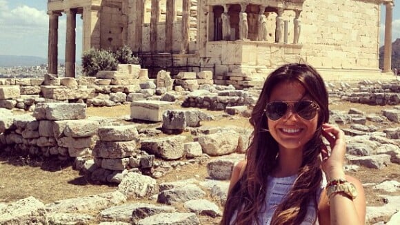 Bruna Marquezine publica foto em pontos turísticos de Atenas, na Grécia