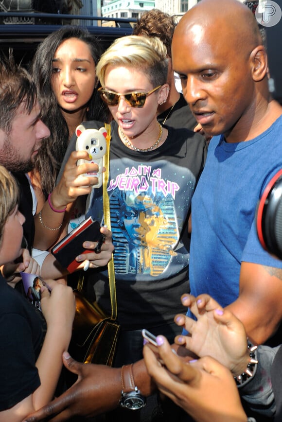 Miley Cyrus usa saia curtinha de couro para promover o seu novo álbum