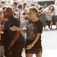 Miley Cyrus, de minissaia, promove novo álbum em uma rádio de Londres