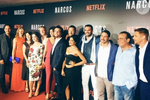 Wagner Moura posa ao lado do restante do elenco de 'Narcos' na première da série
