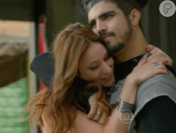 Ximena (Caroline Abras) garante a Grego (Caio Castro) que nunca vai traí-lo, na novela 'I Love Paraisópolis'