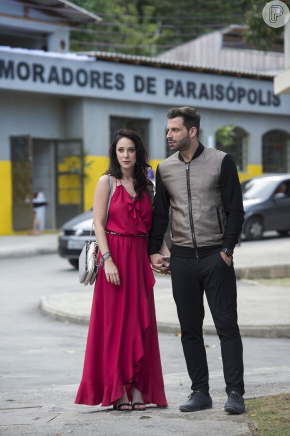 Ximena (Caroline Abras) abandonou seu posto no bando de Grego (Caio Castro) e foi morar com Gabo (Henri Castelli), na novela 'I Love Paraisópolis'