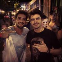 Guilherme Leicam posa com Rafael Cardoso: 'Quem eu encontro às 3h em Orlando?'