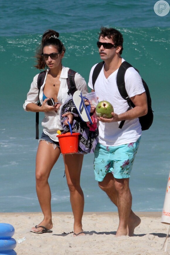 Marcelo Faria e a sua mulher, Camila Lucciola, curtem dia de sol na praia do Leblon