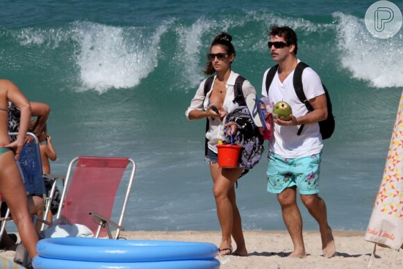 Marcelo Faria vai à praia do Leblon, RJ, em 19 de julho de 2013, com a filha, Felipa, e a mulher, Camila Lucciola, intérprete da Rosalice em 'Saramandaia'
