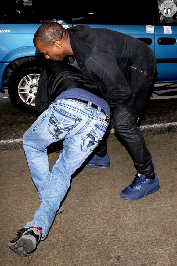 Kanye West agride paparazzo em aeroporto de Los Angeles, em 19 de julho de 2013