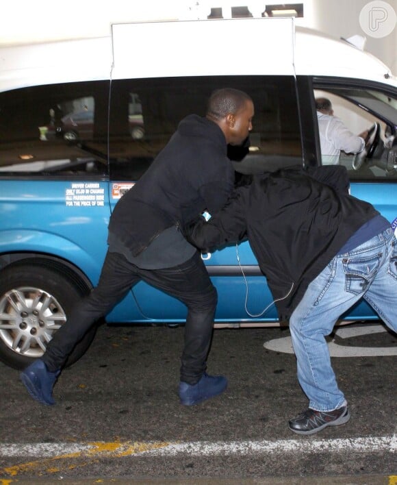 Kanye West dá socos no paparazzo