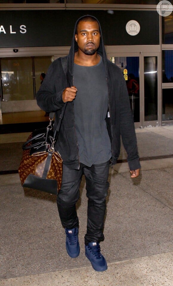 Kanye West vai embora caminhando tranquilamente