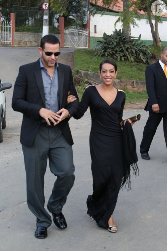 Samantha Schmütz chega ao casamento de Fiorella Matheis, sua colega de trabalho, e Flávio Canto, em 20 de julho de 2013