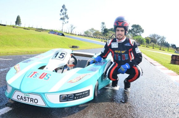Caio Castro posou ao lado do carro em que competiu no Kart dos Artistas