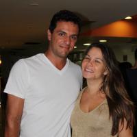 Rodrigo Lombardi curte cinema com a mulher, Betty Baumgarten, no Rio